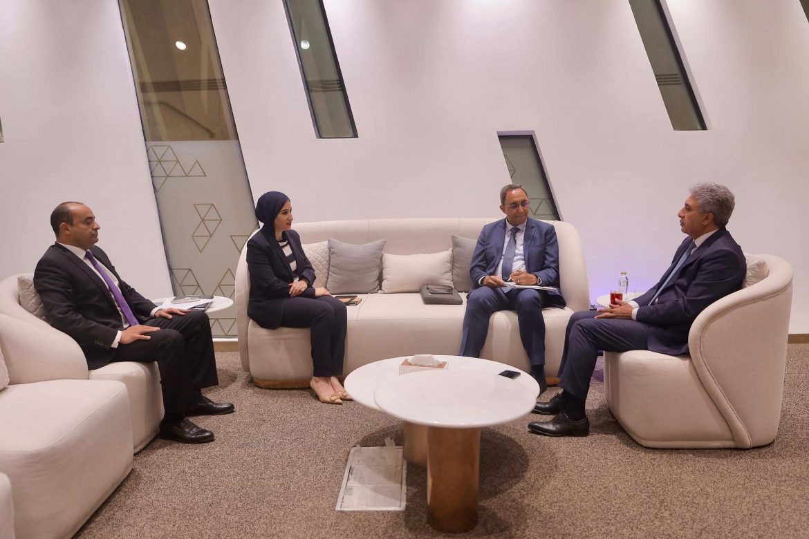 وزير السياحة والآثار يلتقي بمحافظ قنا لبحث سبل التعاون المشترك للترويج للمقومات والمنتجات السياحية بالمحافظة وزير السياحة والآثار يلتقي بمحافظ قنا لبحث سبل التعاون المشترك للترويج للمقومات والمنتجات السياحية بالمحافظة