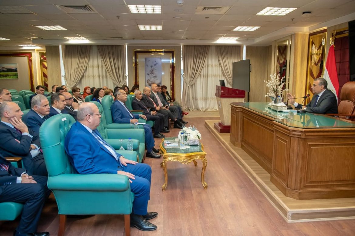 وزير الدولة للإنتاج الحربي يلتقي رؤساء البعثات الدبلوماسية والقنصلية المصرية بالخارج