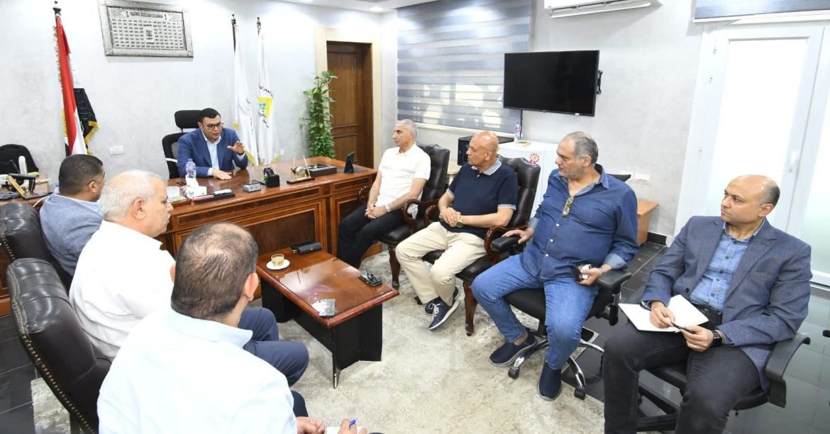 وزير الإسكان يعقد اجتماعًا لمتابعة مشروعات مركز مارينا العلمين السياحي 