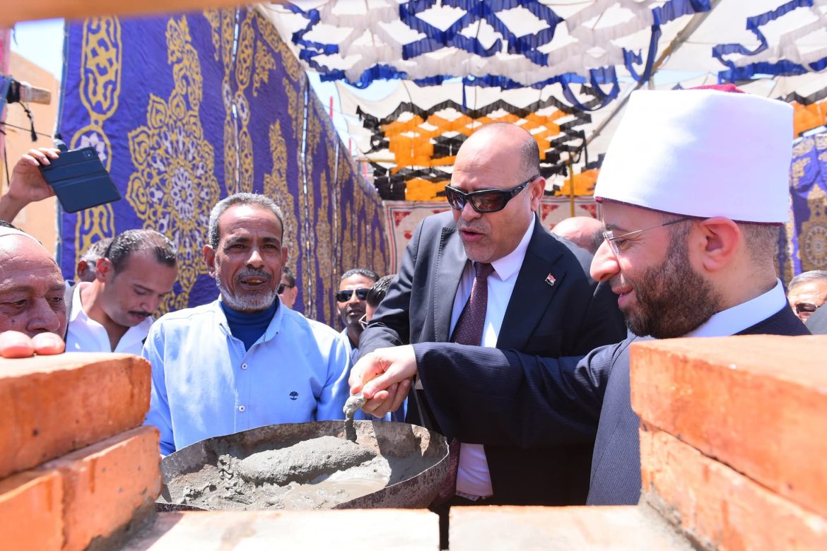وزيرا الأوقاف والعمل يضعان حجر الأساس لبناء مسجد برأس غارب بتبرع من رجل أعمال
