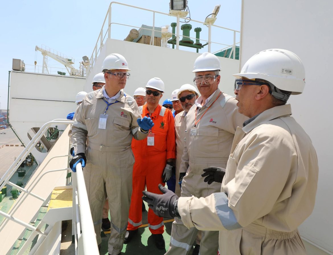 وزير البترول يتفقد تجهيزات سفينة التغييز Energos Eskimo بميناء العين السخنة