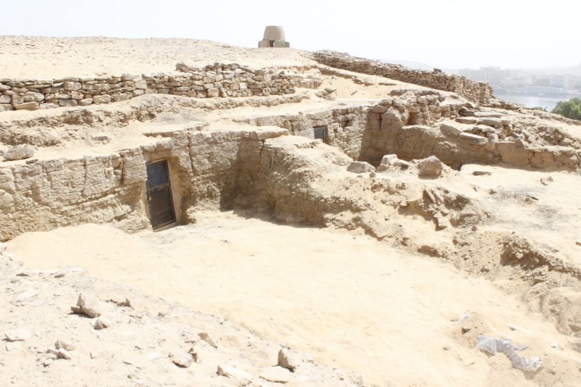 وزارة الآثار: الكشف عن ثلاثة مقابر جديدة بجبانة قبة الهوا بأسوان من الدولة القديمة وزارة الآثار: الكشف عن ثلاثة مقابر جديدة بجبانة قبة الهوا بأسوان من الدولة القديمة
