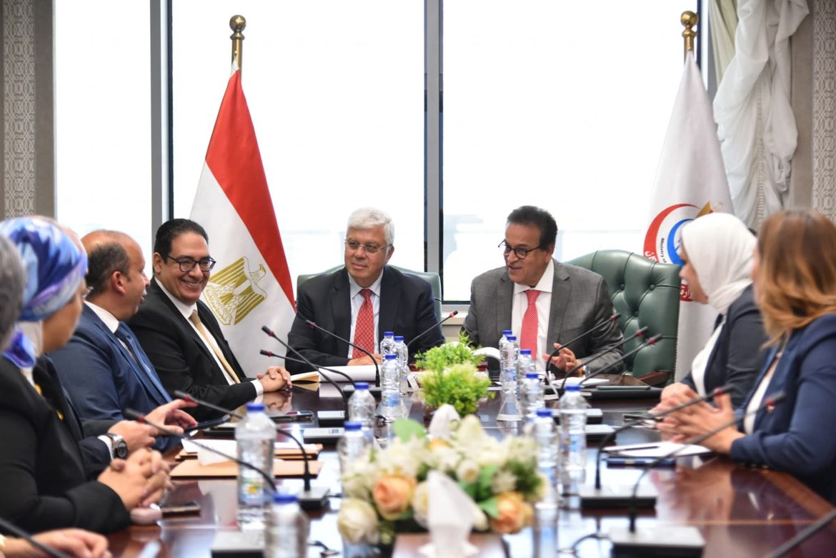 وزيرا الصحة والتعليم العالي يشهدان توقيع بروتوكول تعاون بين قطاع تنمية المهن الطبية ومستشفيات جامعة القاهرة