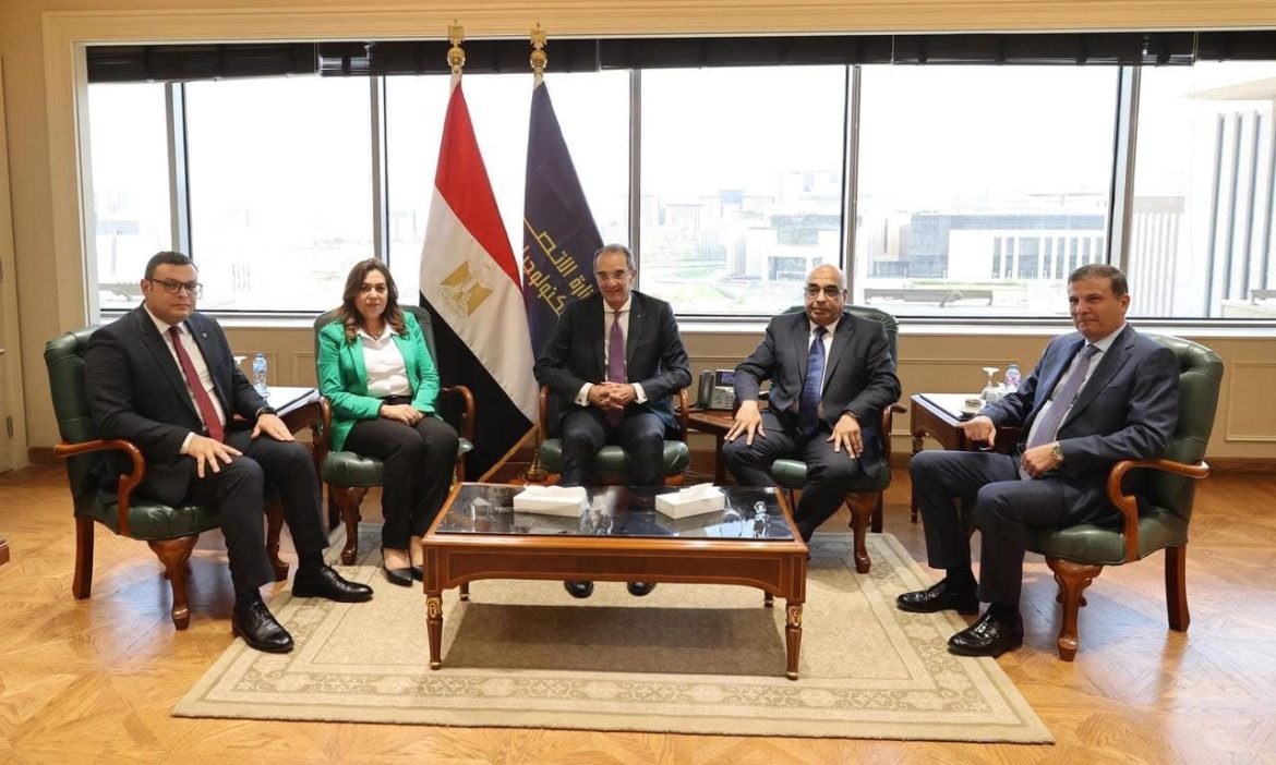 وزراء الاتصالات وتكنولوجيا المعلومات والتنمية المحلية والعدل والإسكان والزراعة يجتمعون