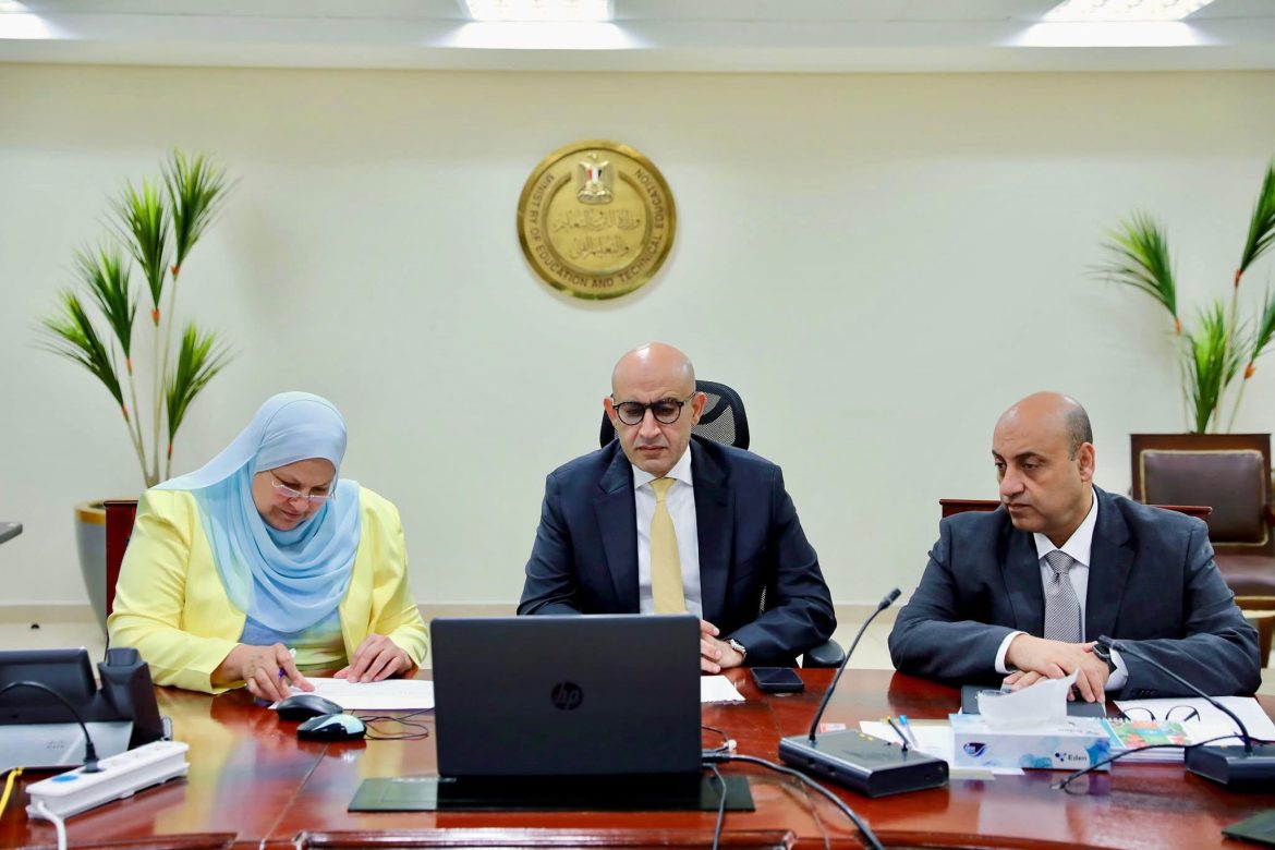 وزير التربية والتعليم يتفقد غرفة عمليات امتحانات الشهادة الإعدادية بالوزارة