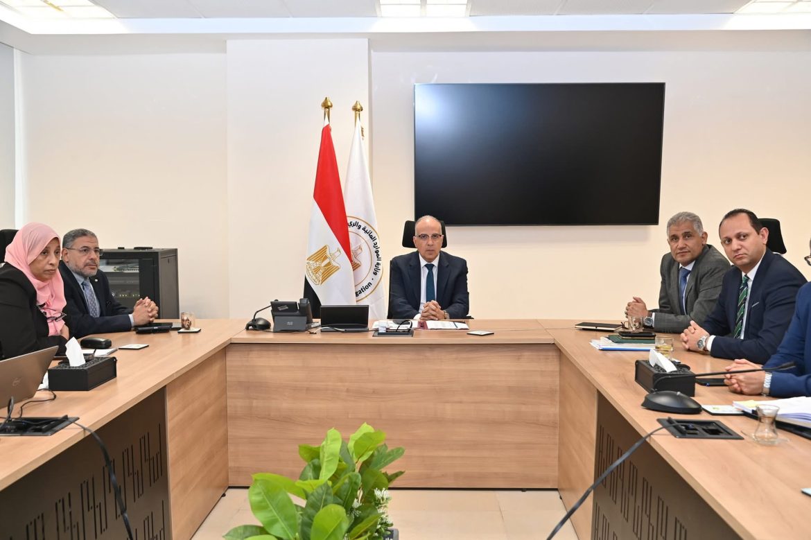 وزير الري يتابع أنشطة قطاع تطوير وحماية نهر النيل وجهود إزالة التعديات