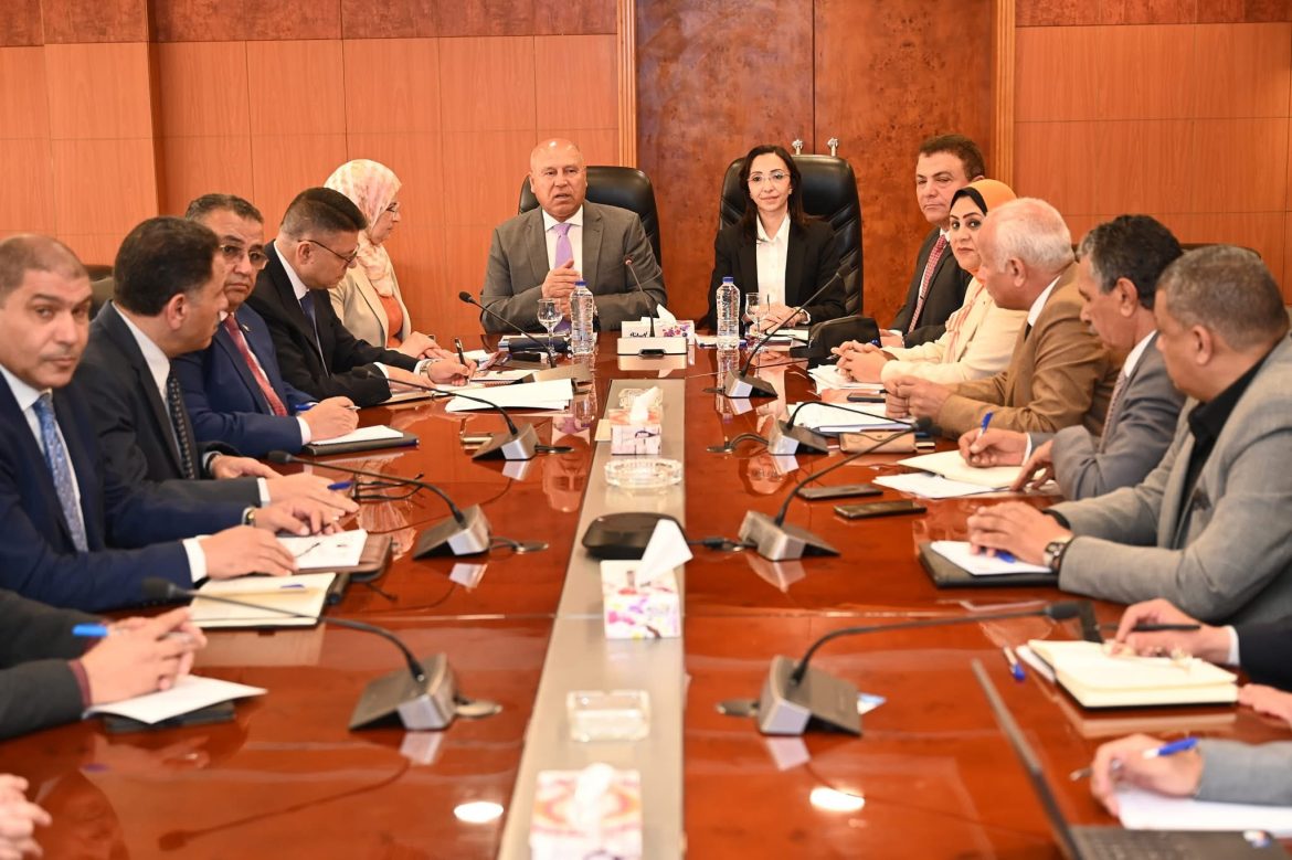 وزير الصناعة ومحافظ البحيرة يبحثان تحديات المناطق الصناعية وسبل حلها وزير الصناعة ومحافظ البحيرة يبحثان تحديات المناطق الصناعية وسبل حلها