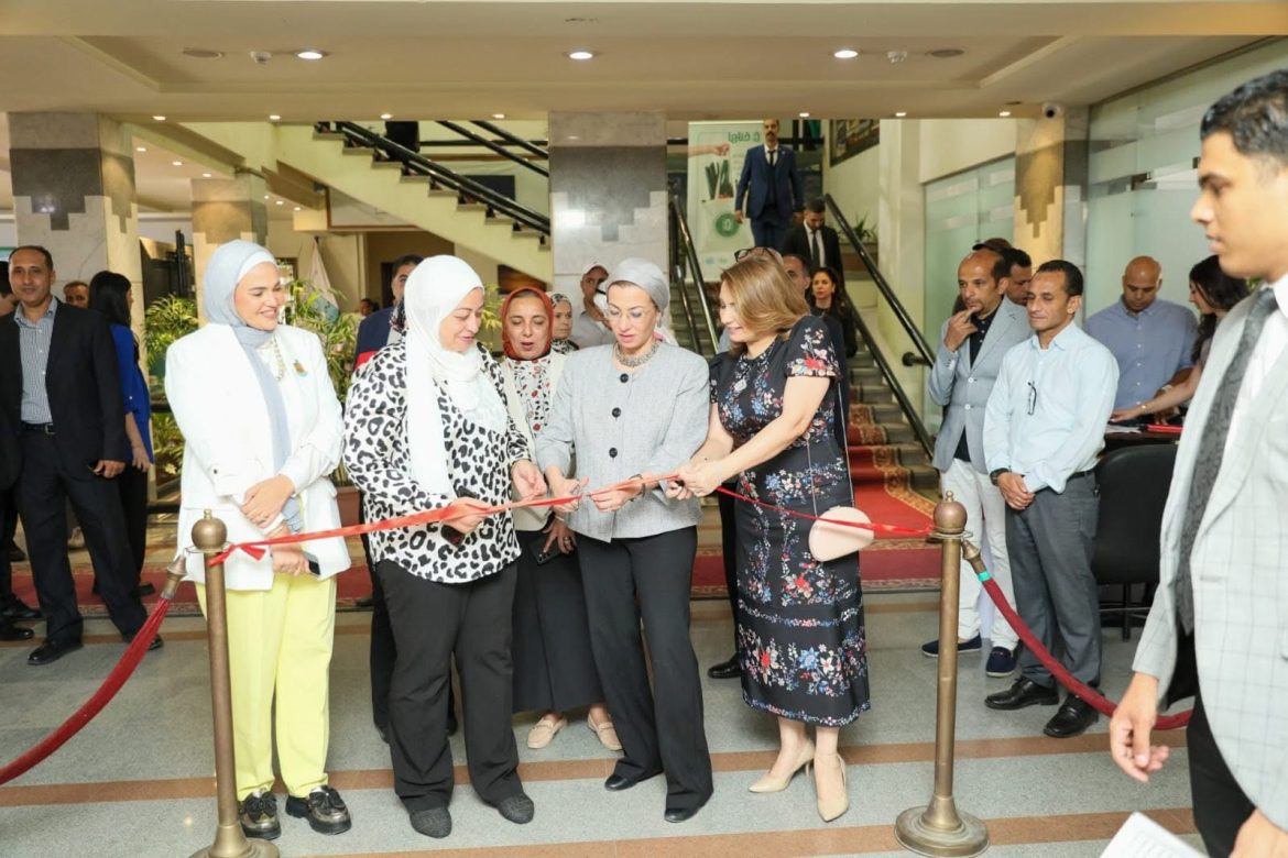 وزيرة البيئة تفتتح معرض "إعادة التدوير" لمؤسسة لمسات للفن التشكيلي