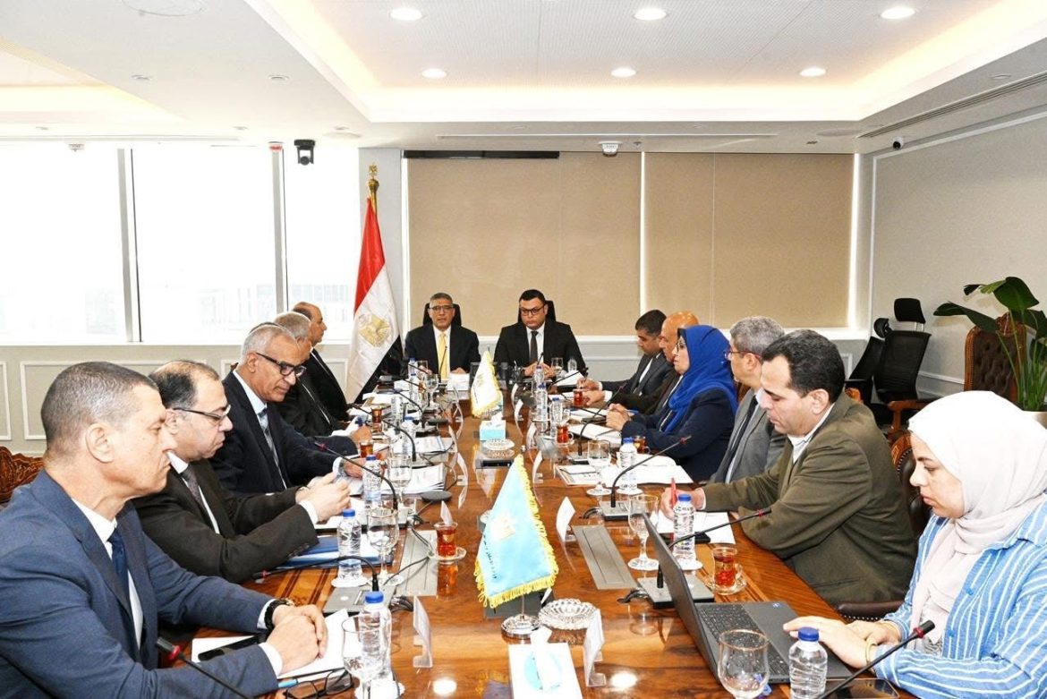 وزير الإسكان ومحافظ الجيزة يتابعان ملفات العمل المشتركة بمشروعات مياه الشرب والصرف الصحي والإسكان والطرق