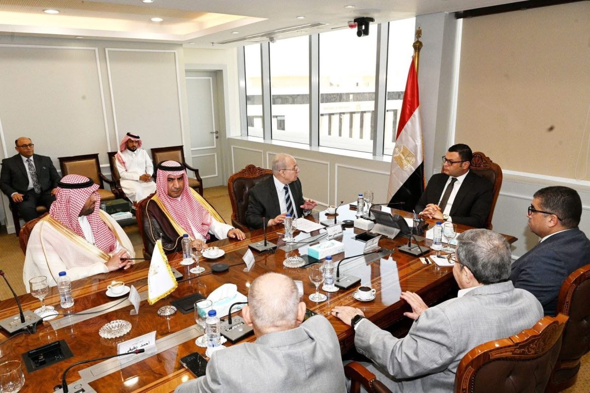 وزير الإسكان يستقبل وفدا من وزارتي "الاستثمار" و"البلديات والإسكان" وهيئة المقاولين بالمملكة العربية السعودية