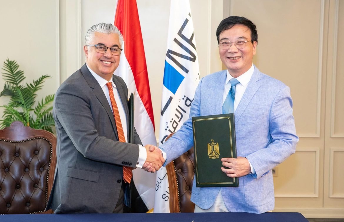 اقتصادية قناة السويس وكومفلى هونج كونج يوقعان عقد مشروع صناعة أمتعة السفر