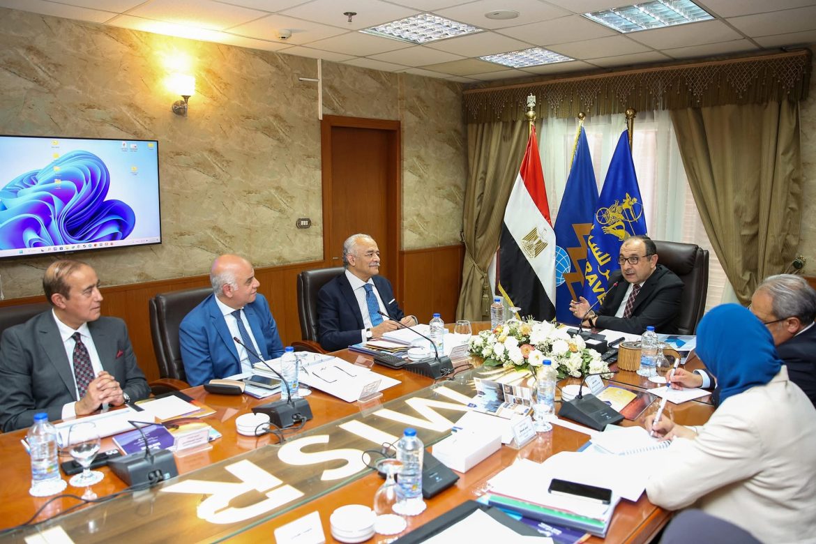 وزير قطاع الأعمال يتابع مستجدات تنفيذ عدد من المشروعات الفندقية والسياحية