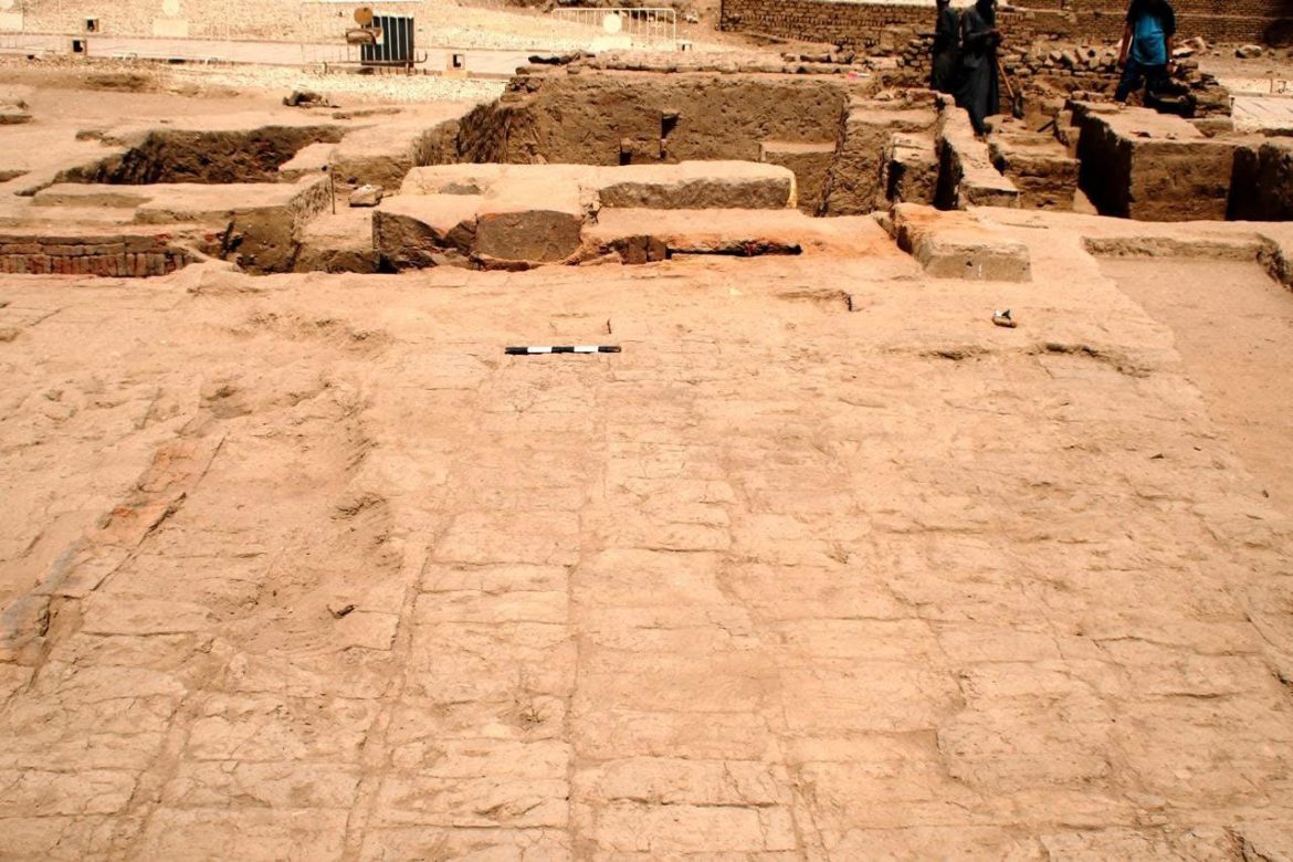 الأمين العام للمجلس الأعلى للآثار يتفقد "المقاصير الجنوبية" بمعبد الأخ منو وأعمال الحفائر الأثرية