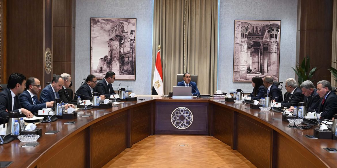 رئيس الوزراء يتابع خطط وإجراءات التوسع في مشروعات تحلية مياه البحر وتوطين الصناعة الخاصة بها رئيس الوزراء يتابع خطط وإجراءات التوسع في مشروعات تحلية مياه البحر وتوطين الصناعة الخاصة بها