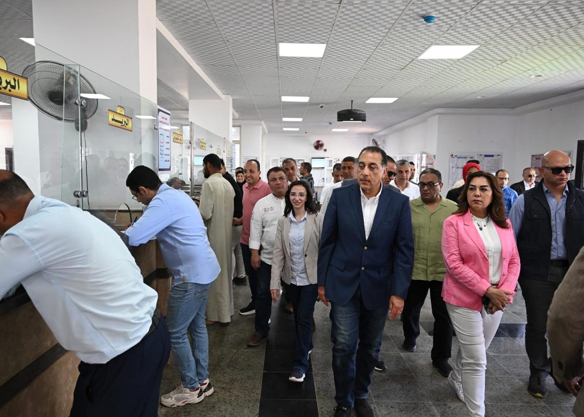 رئيس الوزراء يتفقد المركز التكنولوجي لخدمة المواطنين بزاوية صقر ضمن مشروعات المبادرة الرئاسية "حياة كريمة"