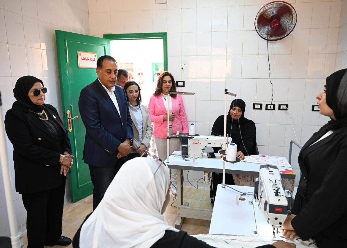 رئيس الوزراء يتفقد "مشغل البحراوية" بقرية زاوية صقر ضمن مشروعات "حياة كريمة"