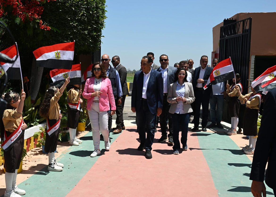 رئيس الوزراء يتفقد مدرسة رزق درويش الابتدائية بزاوية صقر