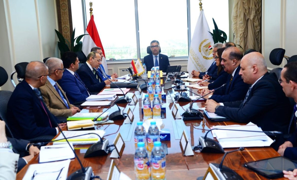 وزير التموين يعقد اجتماعًا مع الشركة "القابضة للصناعات الغذائية" لمتابعة الموقف التنفيذي للمخزون الاستراتيجي من السلع الأساسية
