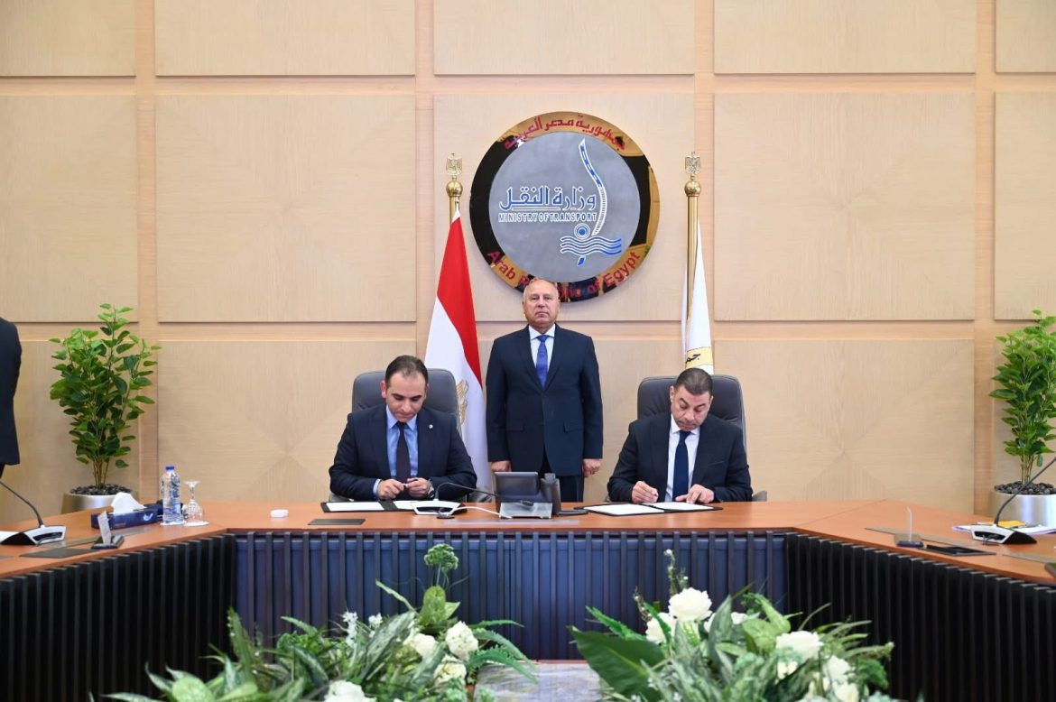 وزير الصناعة والنقل يشهد توقيع عقد ترخيص شركة "رحلة رايدز لتنظيم خدمات النقل البري"