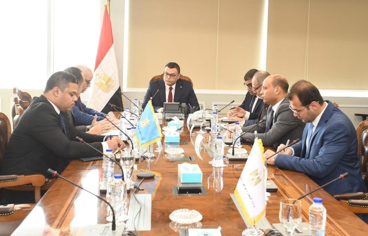 وزير الإسكان يلتقى ممثل شركة استادات للاستثمار الرياضي لمناقشة مجالات التعاون المشترك وزير الإسكان يلتقى ممثل شركة استادات للاستثمار الرياضي لمناقشة مجالات التعاون المشترك