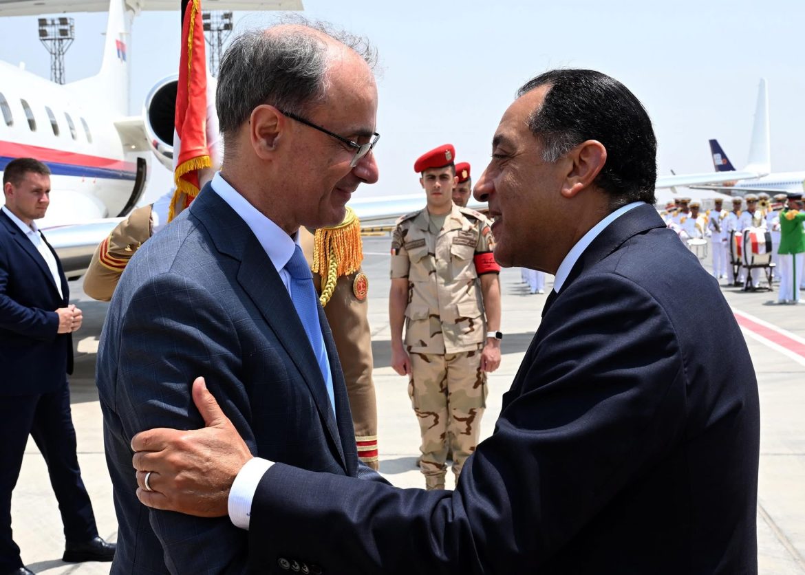 رئيس الوزراء يستقبل رئيس وزراء صربيا بمطار القاهرة الدولي