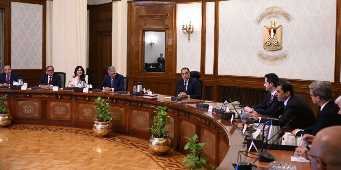 رئيس الوزراء يلتقي الرئيس الإقليمي لمجموعة فنادق "حياة" العالمية ورئيس مجلس إدارة شركة "أدد العقارية"