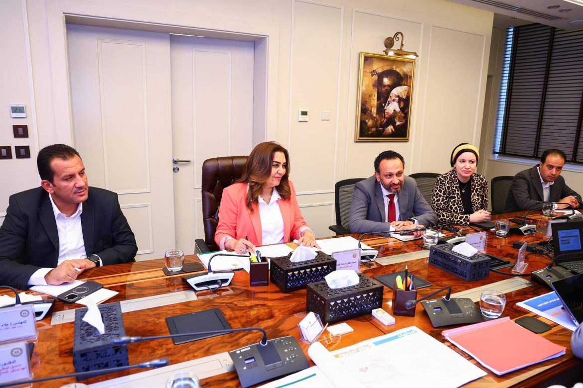 وزيرتا البيئة والتنمية المحلية تتابعان تطورات آخر مراحل إنشاء المدينة المتكاملة لمعالجة المخلفات بالعاشر من رمضان