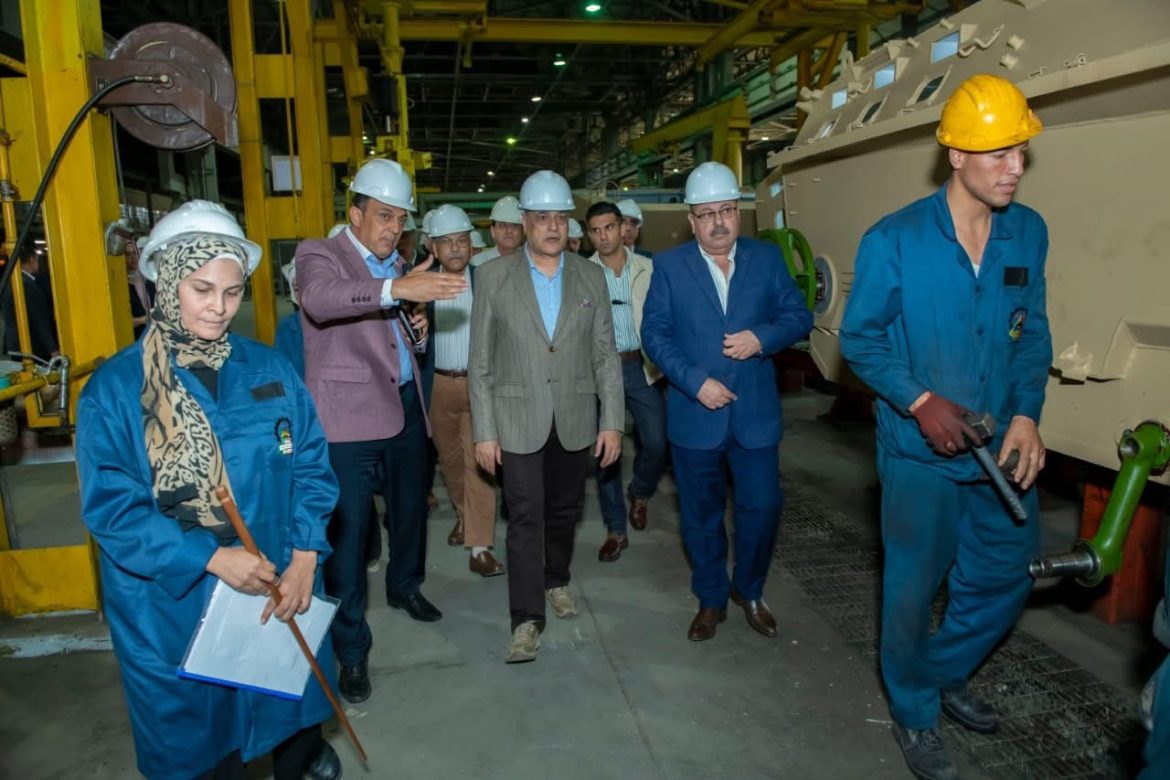 وزير الدولة للإنتاج الحربى يتابع مراحل التصنيع العسكرى والمدنى بمصنع إنتاج وإصلاح المدرعات وزير الدولة للإنتاج الحربى يتابع مراحل التصنيع العسكرى والمدنى بمصنع إنتاج وإصلاح المدرعات