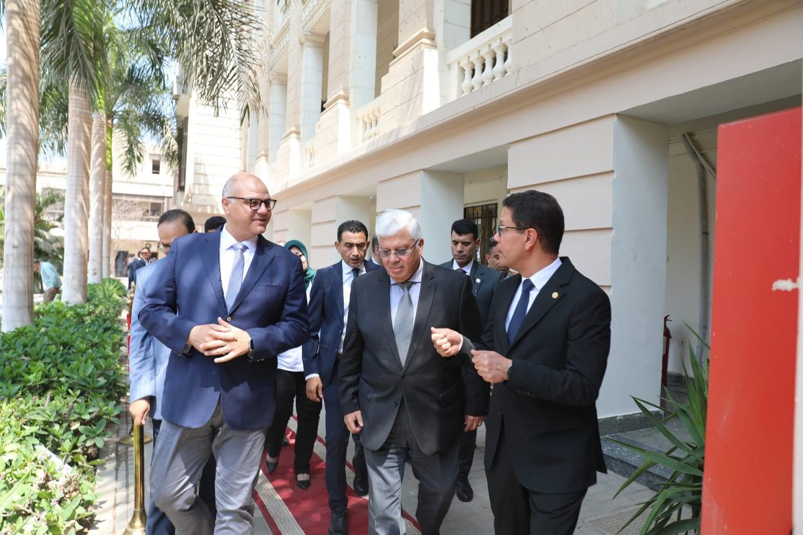 وزير التعليم العالي ومحافظ القليوبية ورئيس جامعة بنها يفتتحون عددًا من المشروعات التعليمية والصحية بالجامعة وزير التعليم العالي ومحافظ القليوبية ورئيس جامعة بنها يفتتحون عددًا من المشروعات التعليمية والصحية بالجامعة