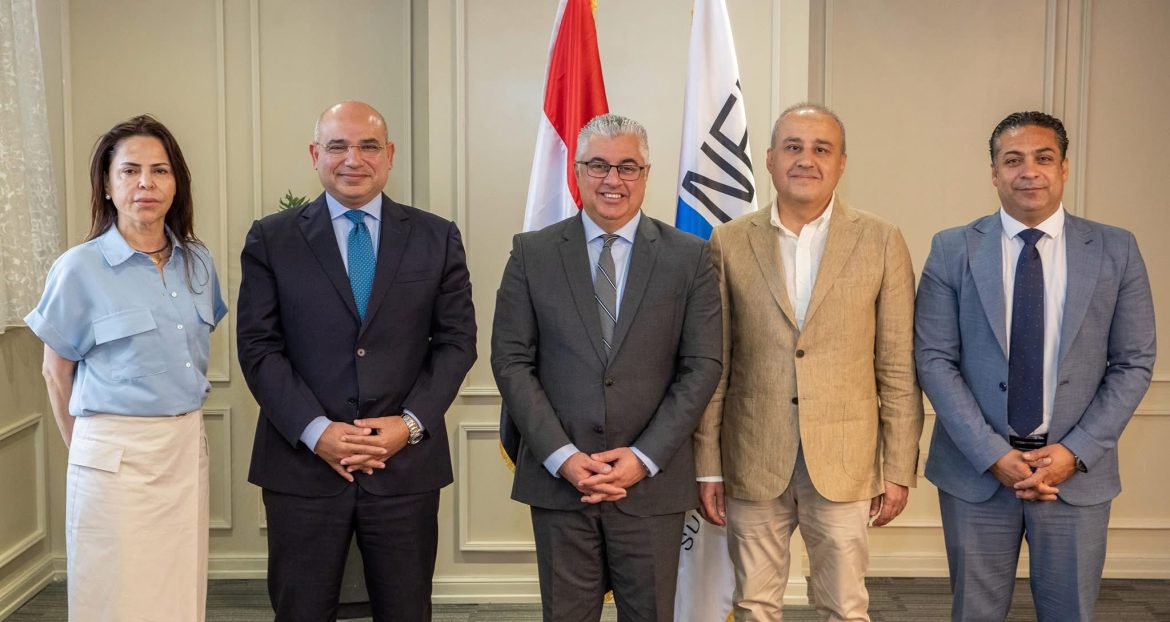 رئيس اقتصادية قناة السويس يوقع عقد مشروع شركة "أورسا- UR-SA" التركية للمنسوجات الصناعية والتغليف البلاستيكي بالقنطرة غرب