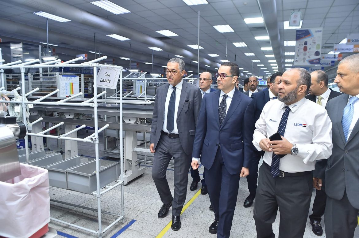 وزير الاستثمار يقوم بجولة تفقدية بعدد من الشركات بالمنطقة الحرة بمدينة نصر واستعراض خططها التوسعية بالسوق المصري