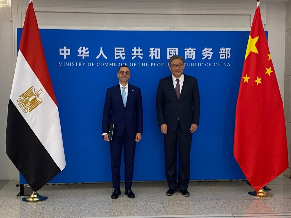 وزير الاستثمار يلتقي وزير التجارة الصيني لبحث سبل تعزيز العلاقات الاقتصادية والتجارية بين البلدين