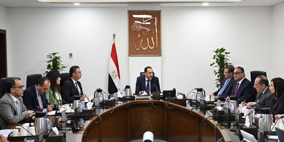 رئيس الوزراء يعقد اجتماعاً لبحث واستعراض فرص وتحديات صناعة السكر