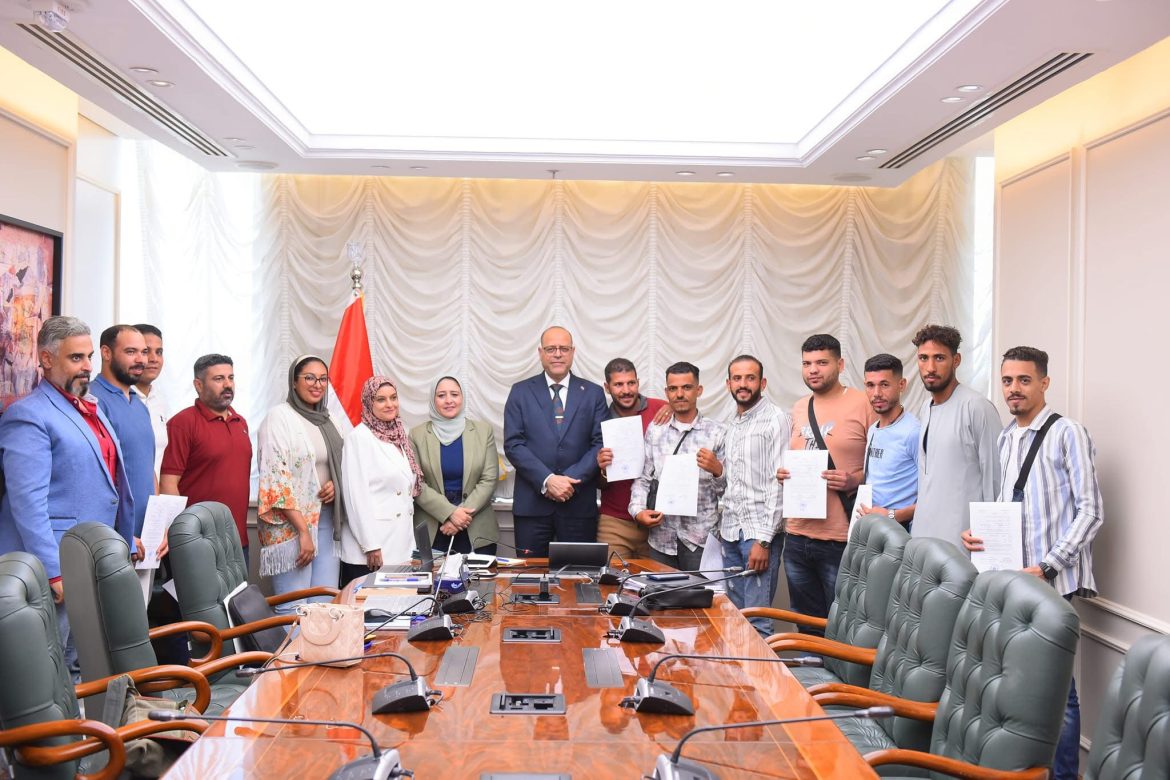 وزير العمل يُسلم عقود عمل لعمال مصريين للعمل في مجالات زراعة النخيل وتربية السمان بالأردن وزير العمل يُسلم عقود عمل لعمال مصريين للعمل في مجالات زراعة النخيل وتربية السمان بالأردن