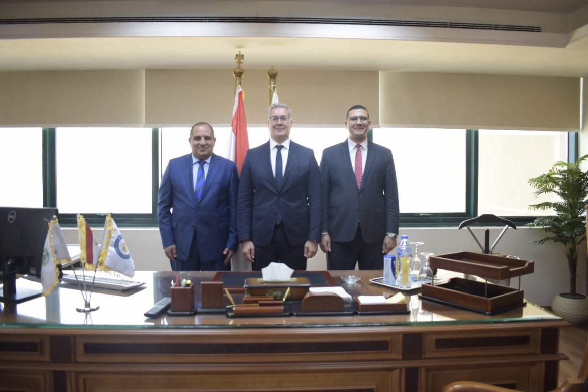 وزير البترول يشهد توقيع اتفاقية جديدة لإجراء مسح سيزمي إقليمي بمناطق جنوب الصحراء الغربية وزير البترول يشهد توقيع اتفاقية جديدة لإجراء مسح سيزمي إقليمي بمناطق جنوب الصحراء الغربية