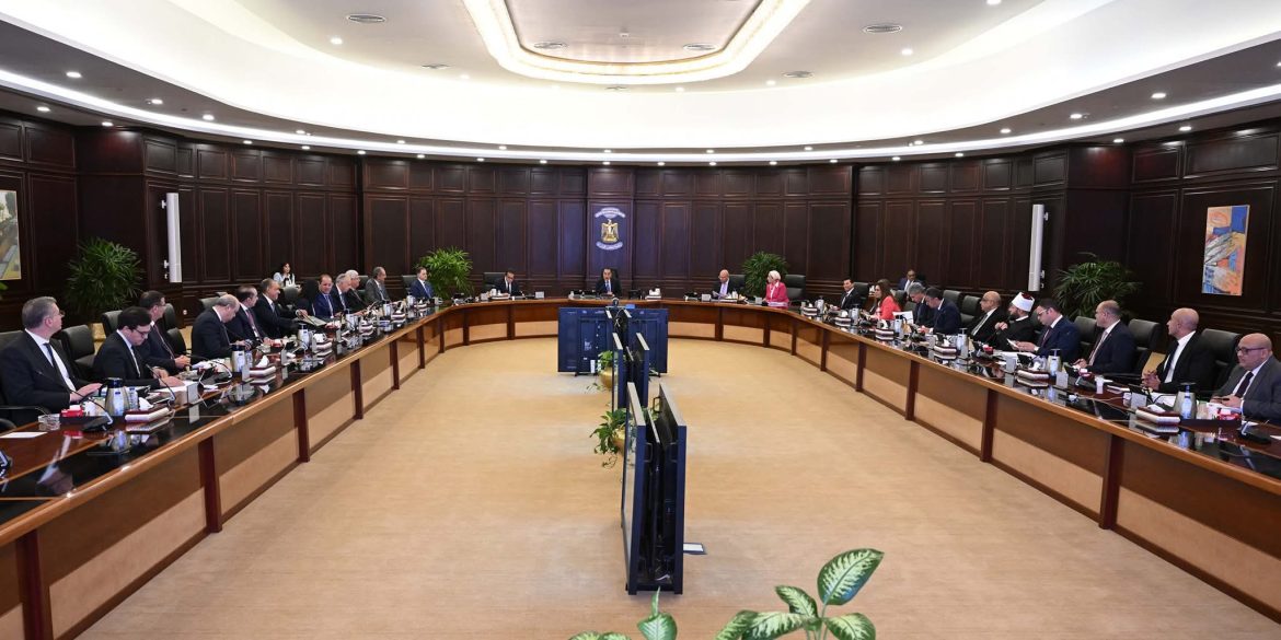 مجلس الوزراء يوافق على مشروع القرار المقدم من الجهاز المركزي للتنظيم والإدارة لترقية العاملين بالجهاز الإداري للدولة