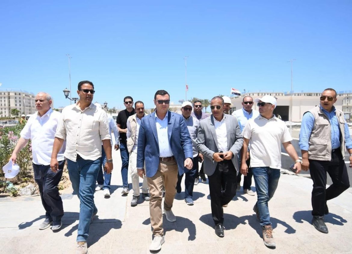 وزير الإسكان يتفقد كوبرى C19 والمدينة التراثية والمنطقة الشاطئية بمدينة العلمين الجديدة