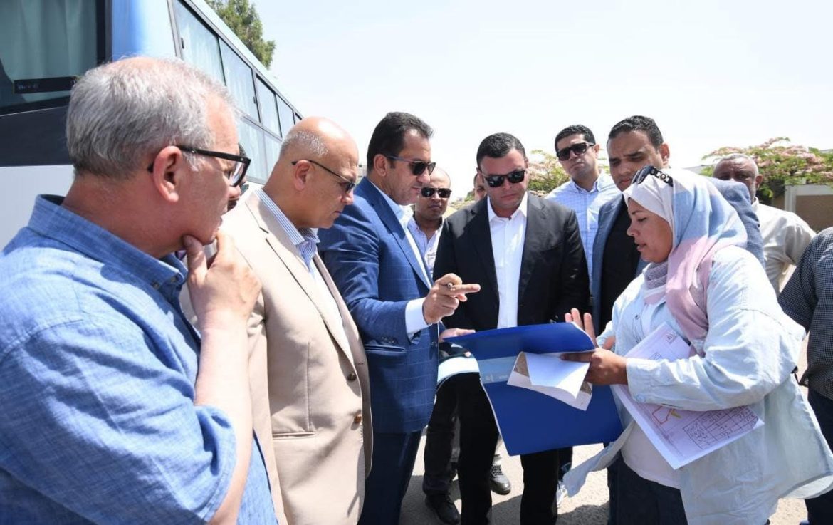 وزير الإسكان يتفقد مشروع الإسكان الأخضر وتطوير شبكة الصرف الصناعي بالمنطقة الصناعية A1