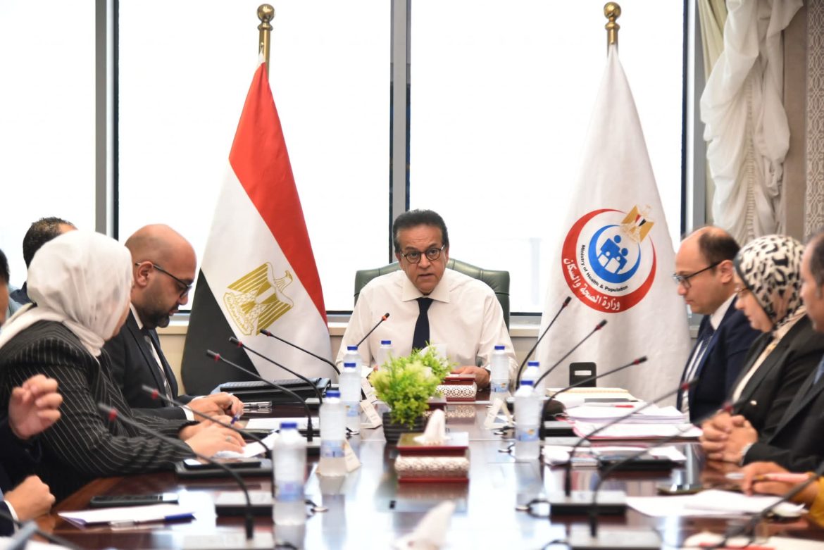 وزير الصحة يعقد اجتماعًا لمتابعة إنجازات قطاع الطب العلاجي خلال مايو 2025