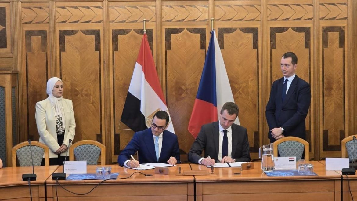 وزير الاستثمار ووزير التجارة التشيكي يجتمعان في الجنة الاقتصادية المصرية التشيكية المشتركة وزير الاستثمار ووزير التجارة التشيكي يجتمعان في الجنة الاقتصادية المصرية التشيكية المشتركة