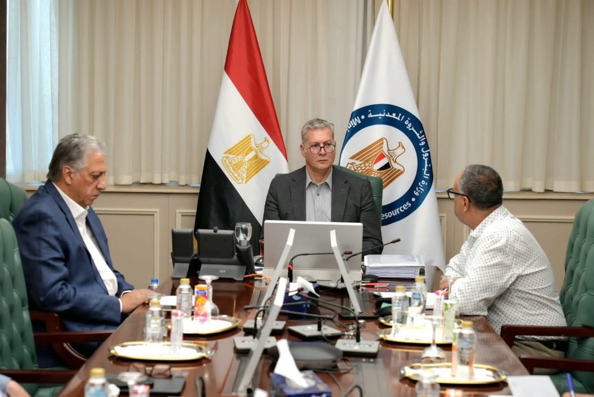 وزير البترول يتابع إجراءات حادث البارج البحري وتشكيل لجنة متخصصة للتحقيق في ملابسات الحادث