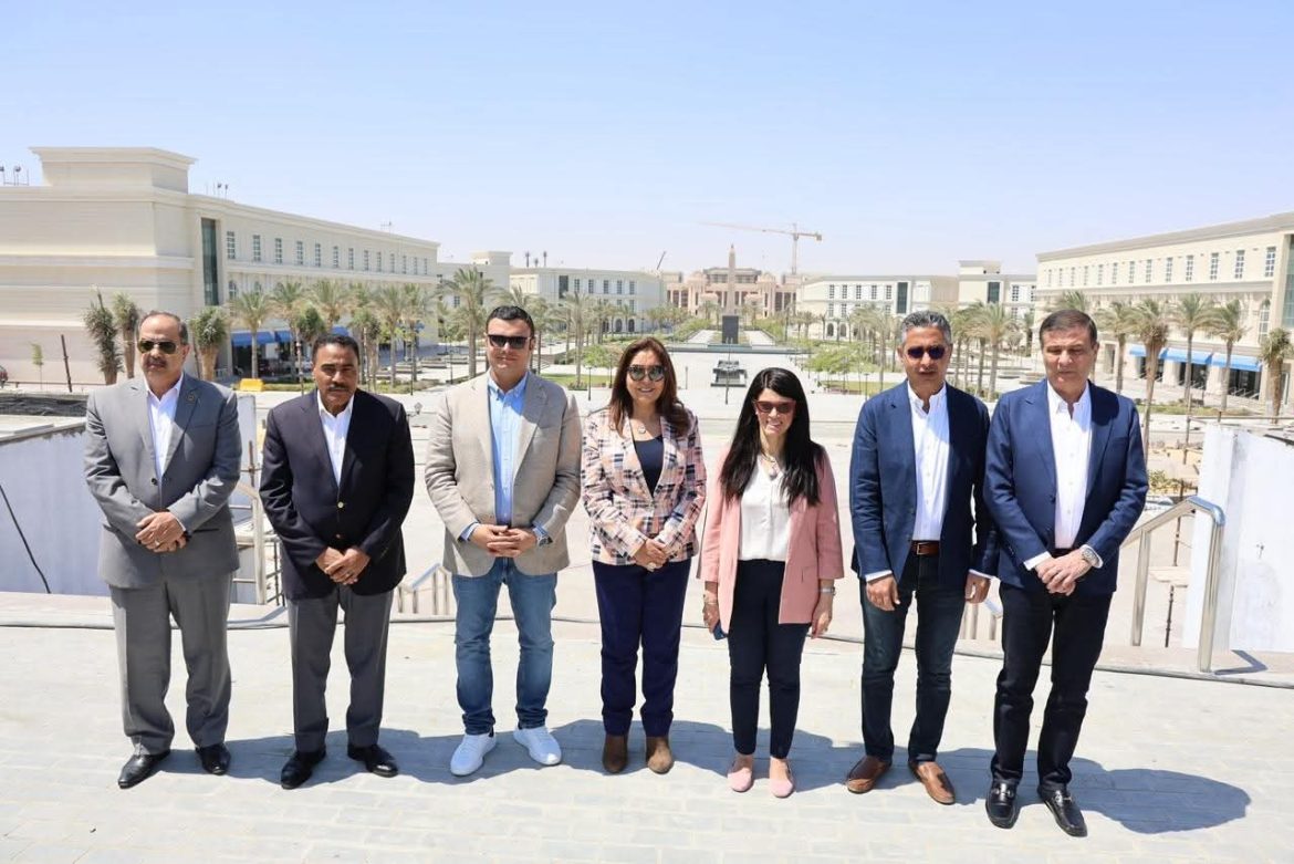 وزير الإسكان يصطحب وزراء التخطيط والتنمية المحلية والزراعة والتموين ومحافظ مطروح في جولة تفقدية بالمدينة التراثية