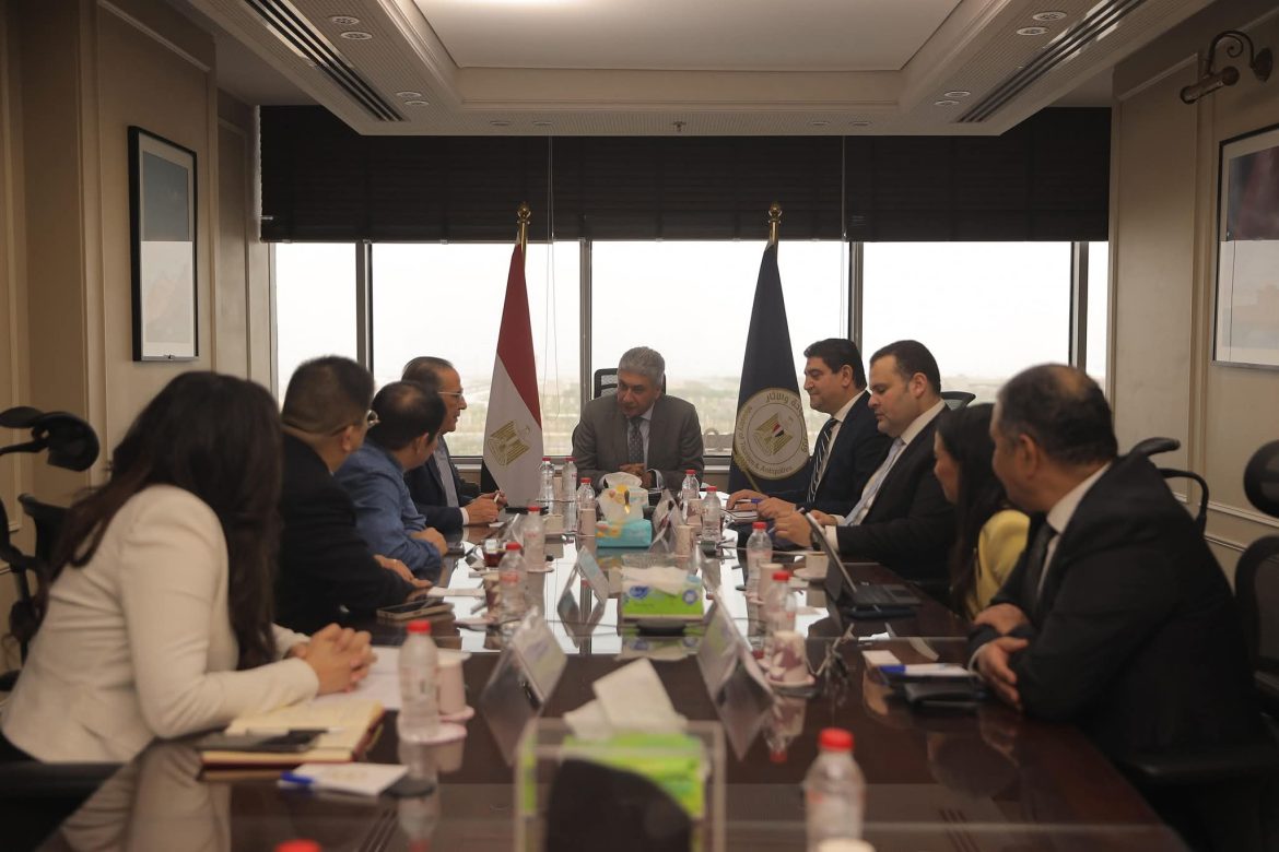 وزير السياحة يبحث مع أحد الشركات الصينية سبل تطوير منتج السياحة النيلية في مصر