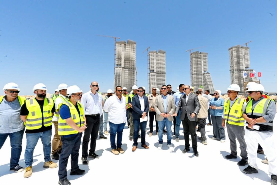 وزير الإسكان يتفقد موقف تنفيذ أبراج «الداون تاون» وبحيرات «العلمين داون تاون لاجون» 