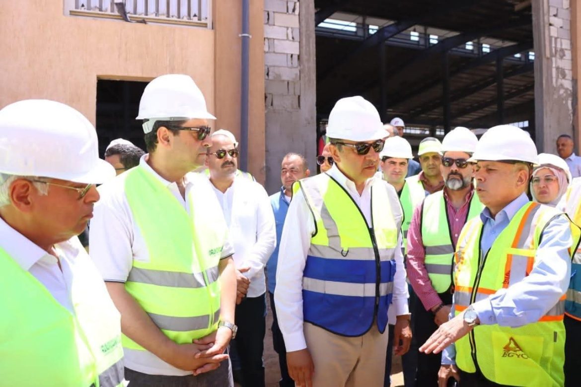 وزير قطاع الأعمال العام يتفقد شركة دمياط للغزل والنسيج لمتابعة العمل بمشروع التطوير