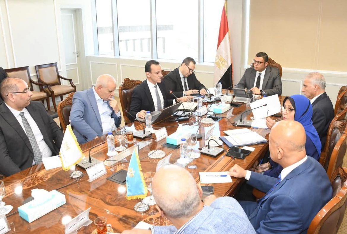 وزير الإسكان يتابع إنشاء وحدتي تنظيم السوق العقارية وتصدير العقار المصري بهيئة المجتمعات العمرانية الجديدة