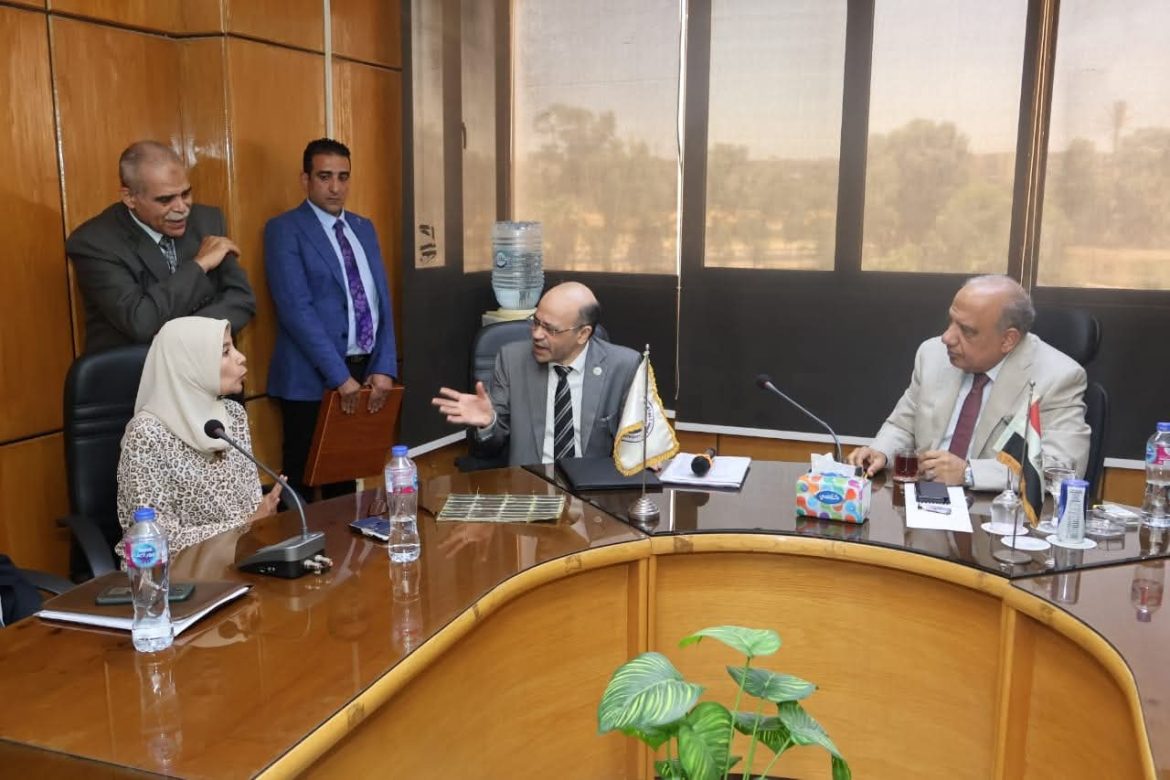 وزير الكهرباء والطاقة المتجددة يتفقد هيئة المواد النووية ويستعرض مشروعات العمل الحالية