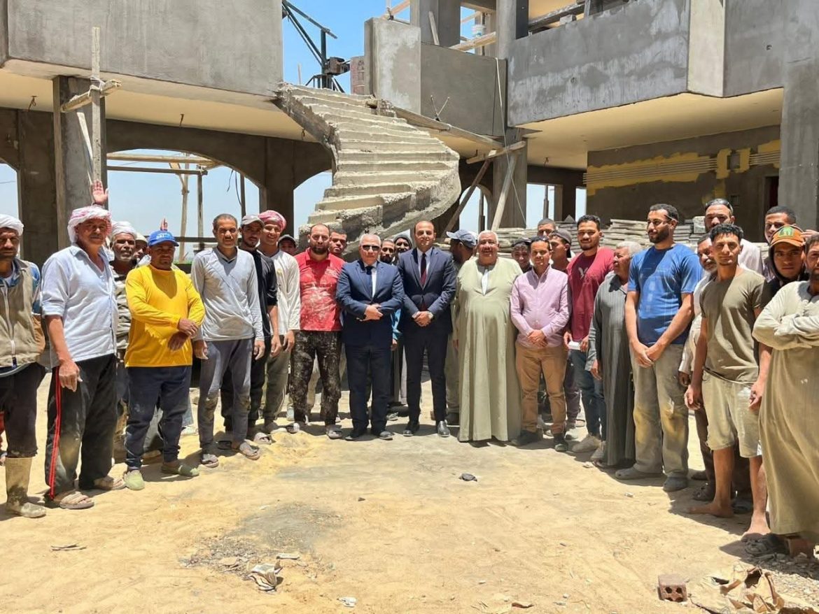 رئيس هيئة تنمية الصعيد يتفقد إنشاء مركز تنمية المهارات التراثية والحرفية بقرية ميدوم ببني سويف