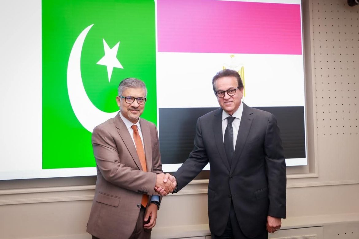 وزير الصحة يلتقي السفير الباكستاني لبحث التعاون في مبادرات الصحة العامة ومكافحة الأمراض الوبائية
