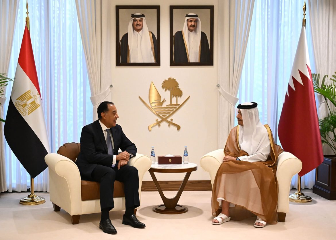 رئيس الوزراء يبحث مع نظيره القطري دعم الاستثمارات المشتركة